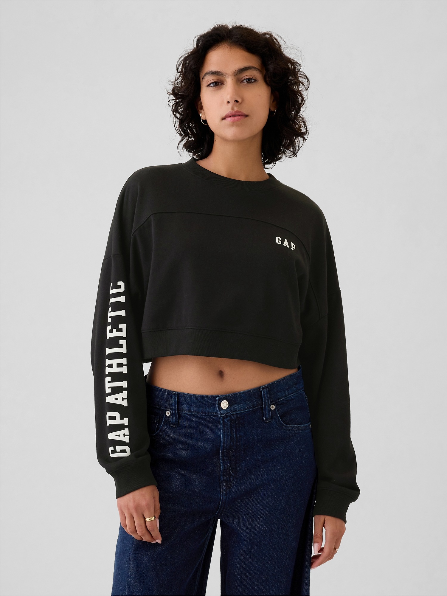 Снимка на GAP Crop sweatshirt with logo - Women's