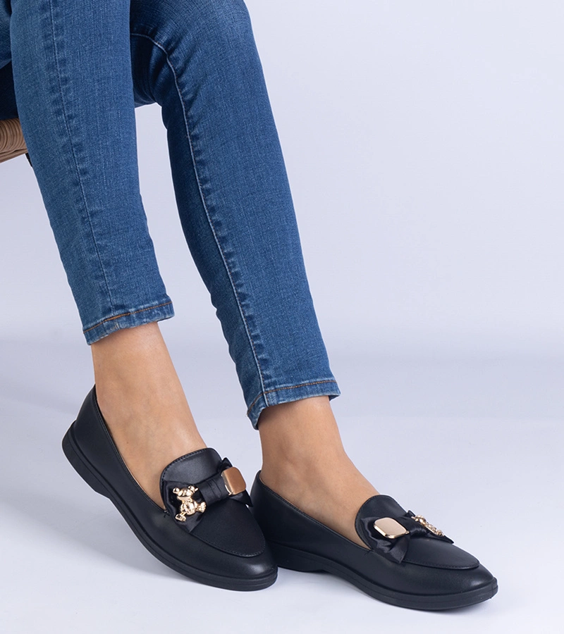 Снимка на Gemre Black loafers decorated with a bow and a golden teddy bear Nensi