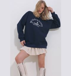 Снимка на Trend Alaçatı Stili Women's Navy Blue Crew Neck 3 Thread Inner Raising Embroidered Oversize Sweatshirt