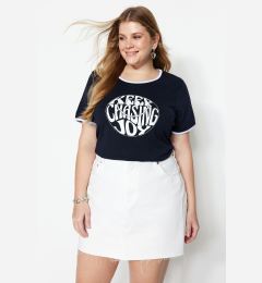 Снимка на Trendyol Curve Navy Blue Slogan Printed Crop Size 100% Cotton Knitted Plus Size T-shirt