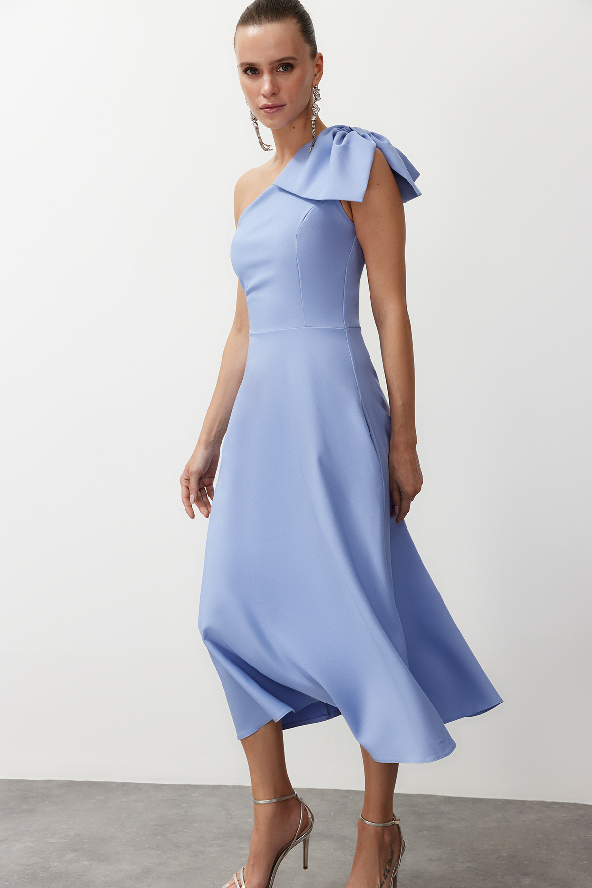 Снимка на Trendyol Light Blue A-Cut Bow Detailed Woven Elegant Evening Dress