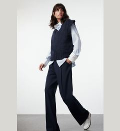 Снимка на Trendyol Navy Blue Crop Soft Texture Knit Sweater
