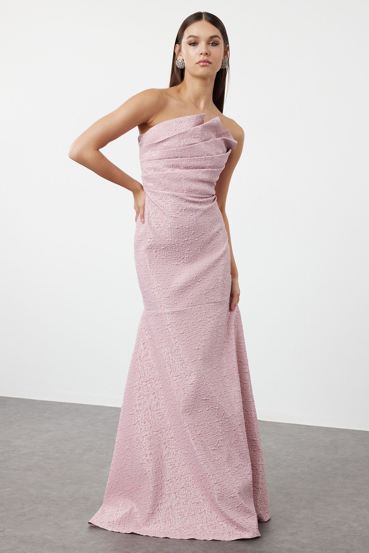 Снимка на Trendyol Pink Fish Cut Strapless Woven Long Elegant Evening Dress
